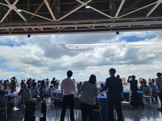 블랙이글스와 FA-50PH가 우정비행을 하고 있다. KAI 제공.